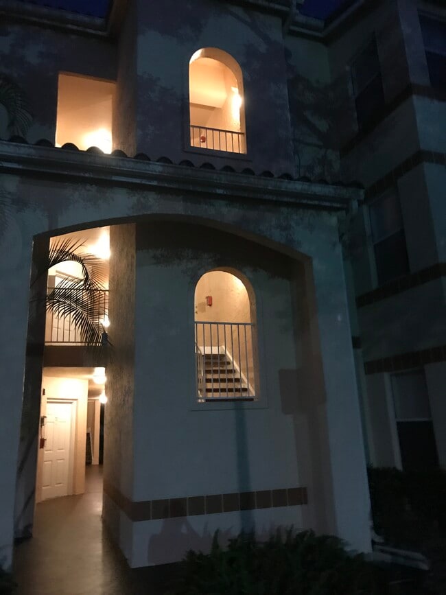 Building Photo - 3450 Pinewalk Dr N Unit 438