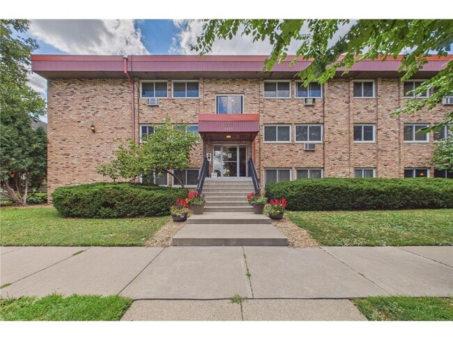 Building Photo - 2630 Pleasant Ave Unit 205