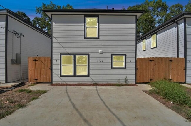 Building Photo - For Lease | 3 Bed, 2 Bath | 1,150 Sq Ft | Warwick Place |