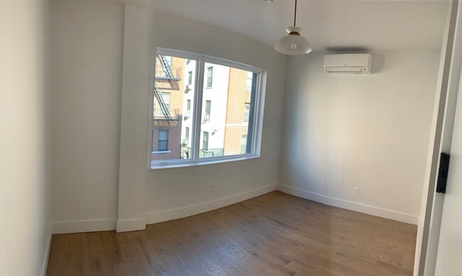 Master bedroom - 1526 Lincoln Pl Unit 2L-Rm1