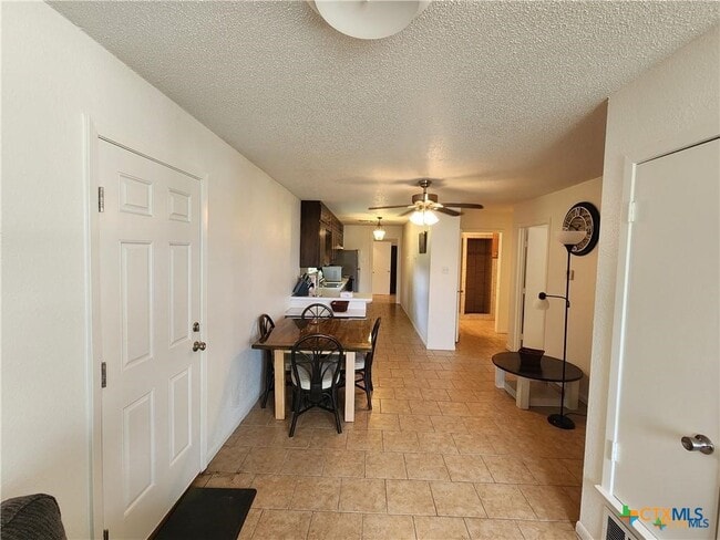 Photo - 106 W Avenue G