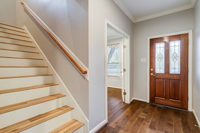 Photo - 2211 Roy St