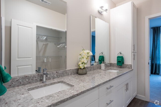2BR, 2BA - 1150SF B2 - Master Bathroom