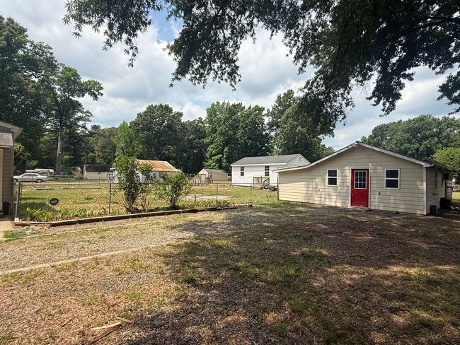 Photo - 2-bedroom 1 bathroom Cottage on a large lot with 2 large storage building on site