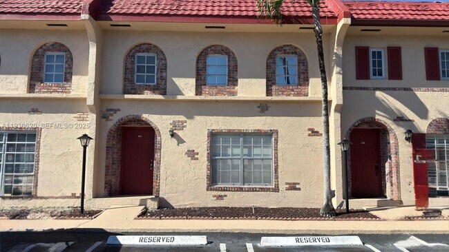 Building Photo - 3064 Riverside Dr