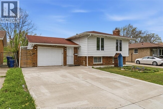 Photo - 2989 Regis Ave