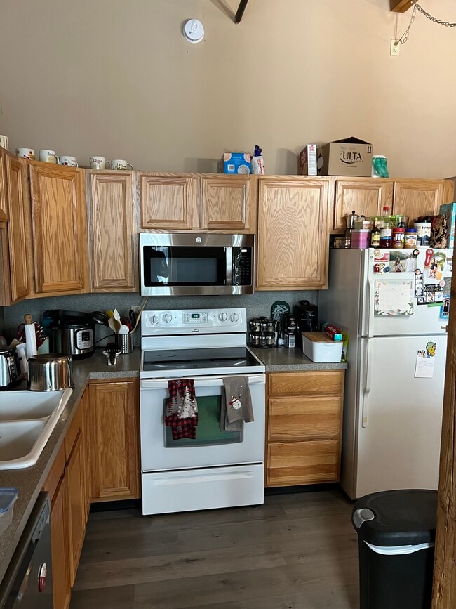 Kitchen - 940 Monroe Ave NW Unit 121