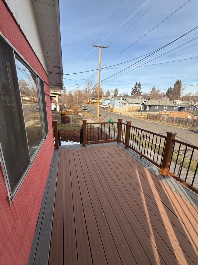 Photo - Charming 2 Bed 1 Bath Close to downtown and 1.9 miles to Sky Lakes Medical Center and Oregon Tech
