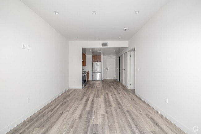 1BR, 1BA - 715SF - Living Room