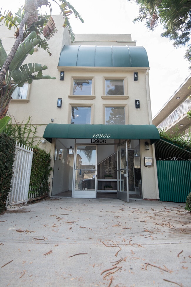 Building Photo - 10900 Blix St Rental