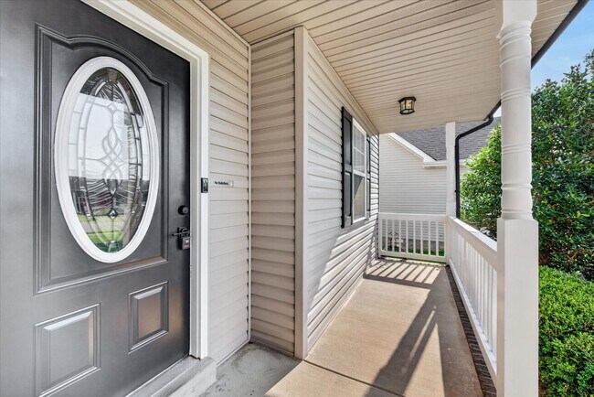 Photo - 566 Falkland Cir