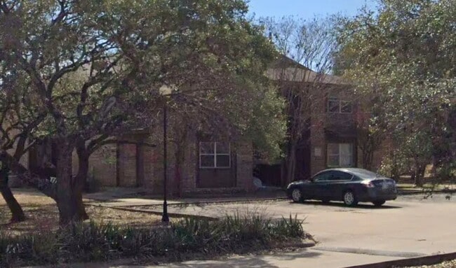 Photo - 301 N Winters Furr