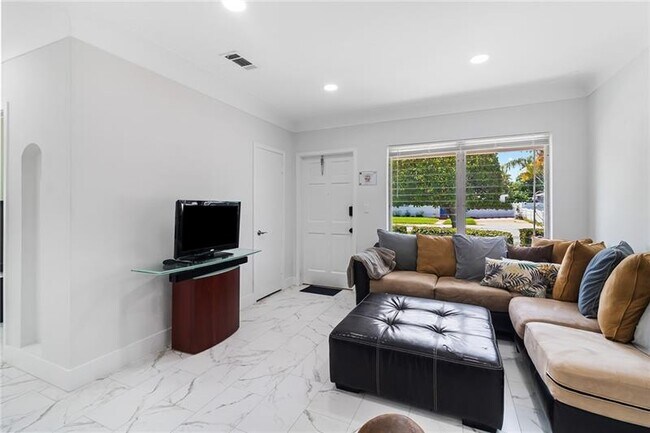 Photo - 811 SW 26th Ct Unit MAIN HOUSE