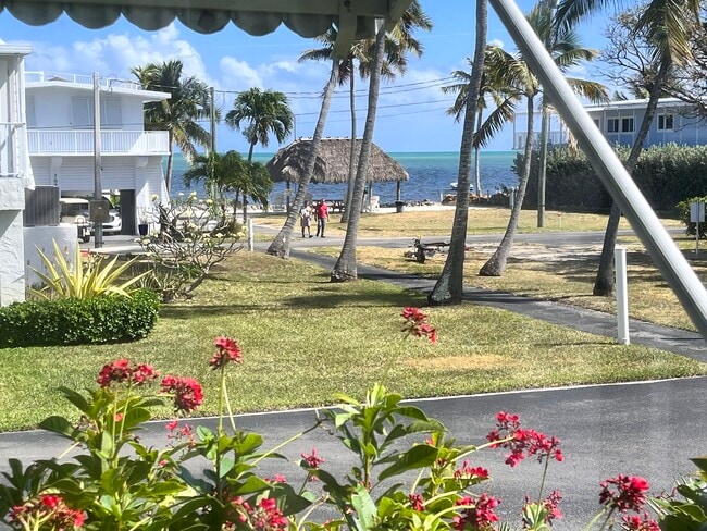 Building Photo - 618 N Silver Cir