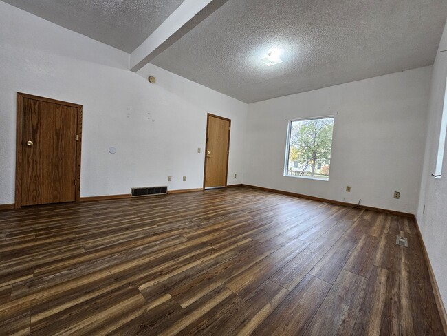 Building Photo - 819 4th Ave W Unit 1