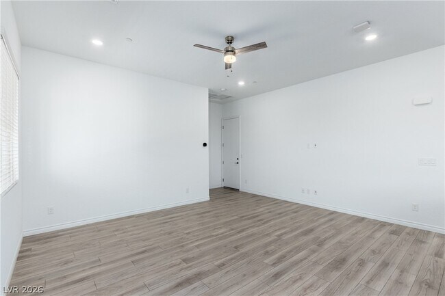 Photo - 774 Iris Desert St
