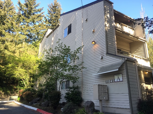 Building Photo - Large 2 Bed/2 Bath Upper Level Unit A09 Rental