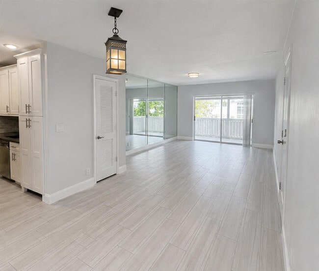 Building Photo - 6521 Bay Club Dr Unit 4