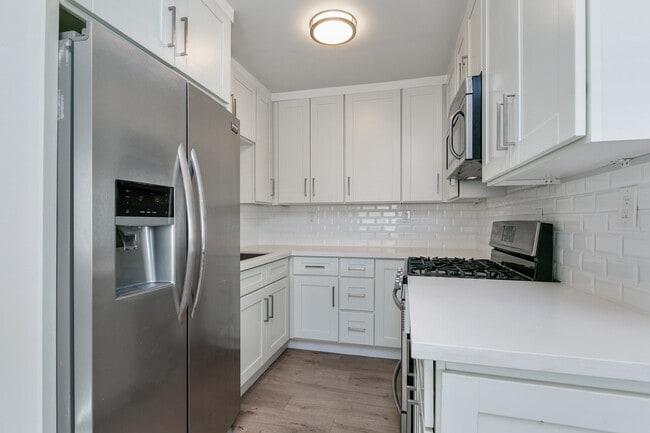 Building Photo - 2895 W 11th St Unit 5