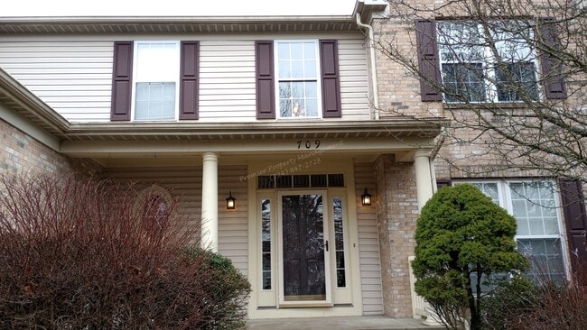 Photo - 709 Williamsburg Ct