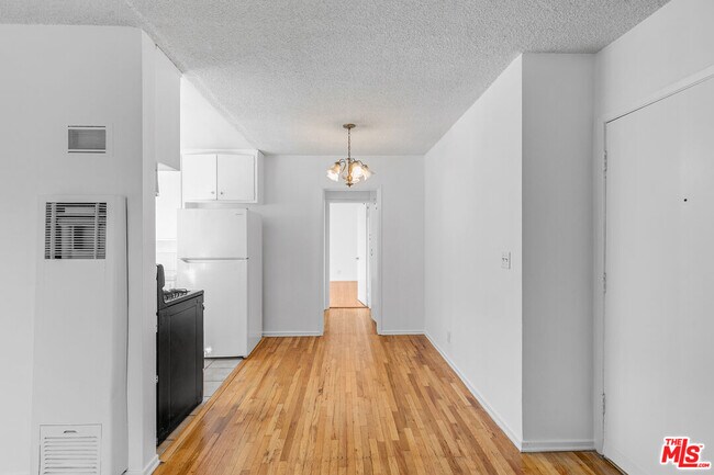 Building Photo - 1627 S Bundy Dr Unit 3