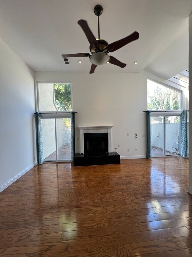 Photo - Tri-Level 2bed 2.5 bath Huntington  Beach ...