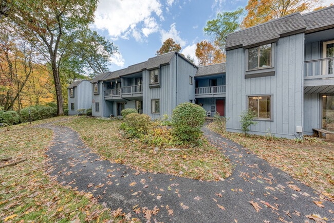 Building Photo - 10 Deepwood Dr Unit 10