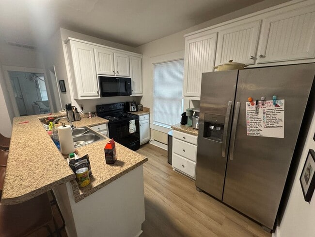 Photo - Awesome 3 Bed Close to Campus