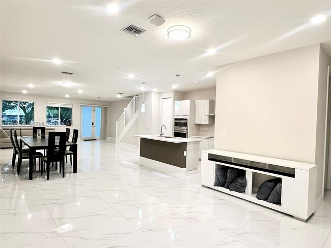 Photo - 10420 NW 67th St