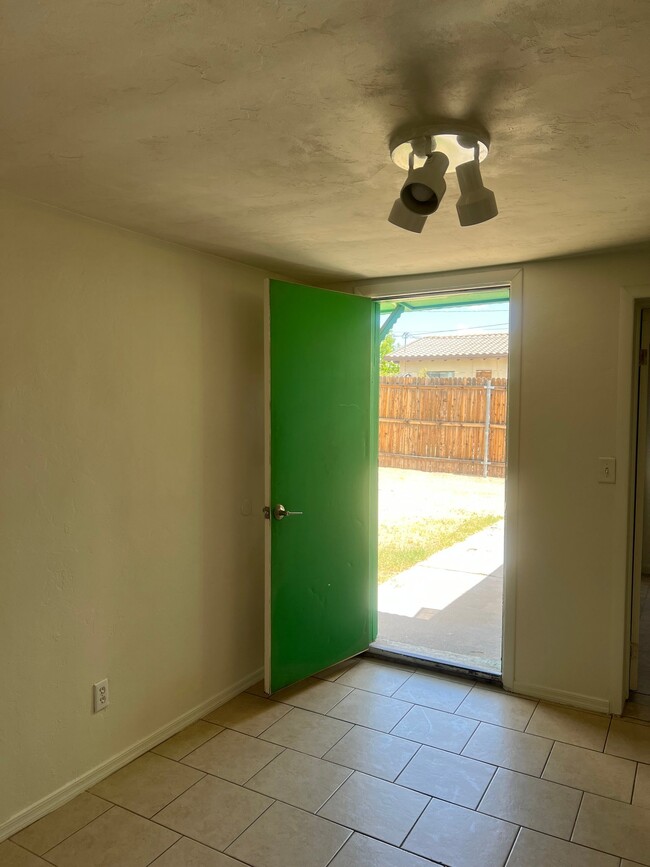 Photo - 826 E Lee St