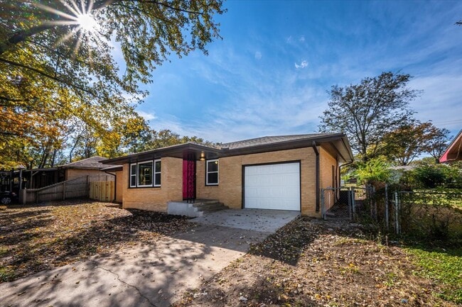 Photo - 809 N Ross Ave