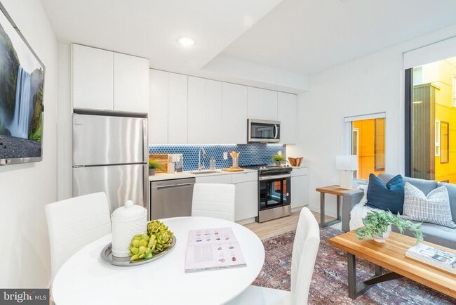 Photo - 1131-39 N Front St Unit 409