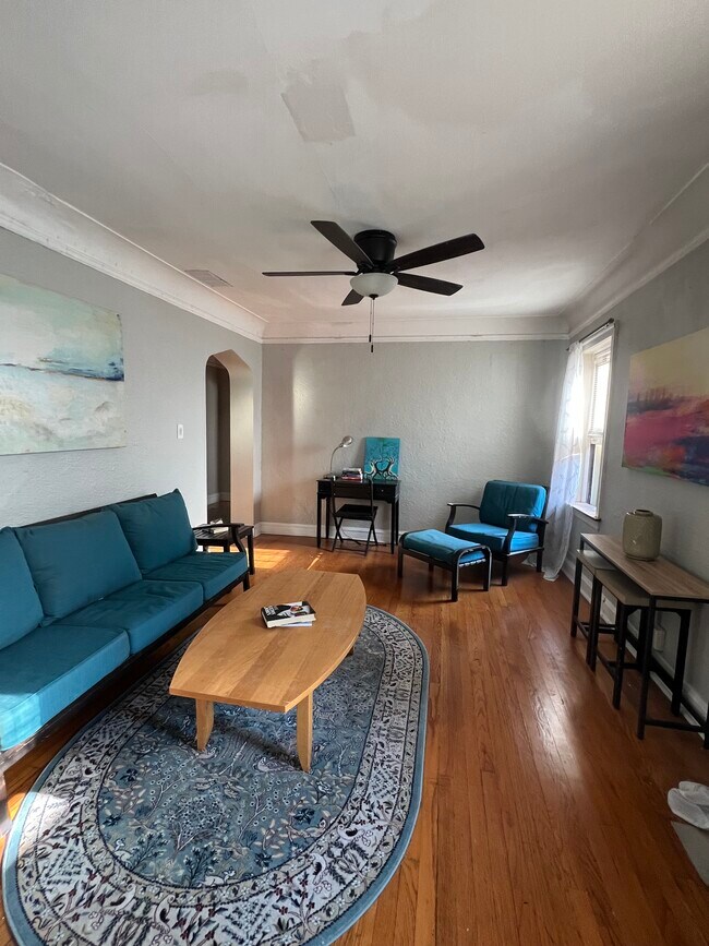 2421 Lunt W Ave Unidad Groundlevel
