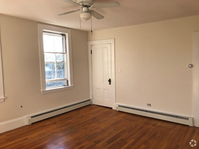 Building Photo - 126 Pleasant St Unit 4 Rental