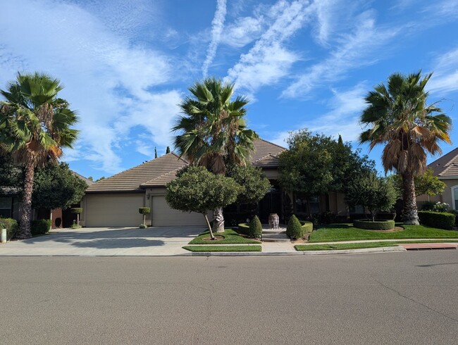 Building Photo - Executive home offering a wonderful floor plan, spacious bedrooms, upgraded amenities, a large lo...