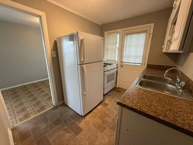 Building Photo - 2 BED 1 BATH BEAUTIFUL SINGLE FAMILY HOME