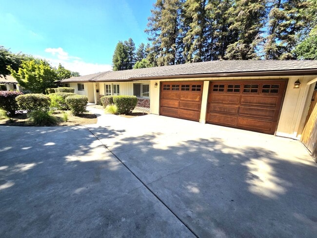 Photo - Immaculate 5 Bedroom 2.5 Bath Home Near Visalia Country Club