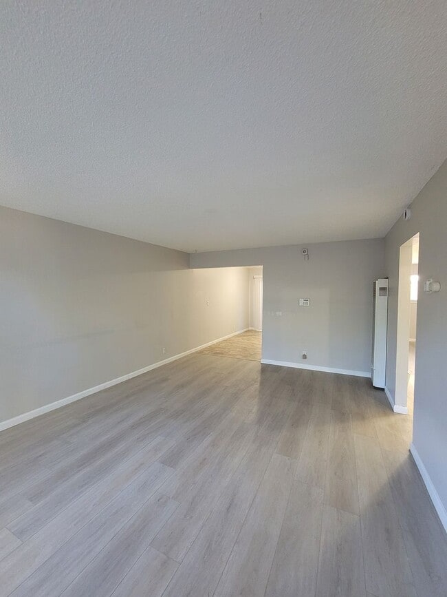 Building Photo - 1108 W 5th St Unit #2