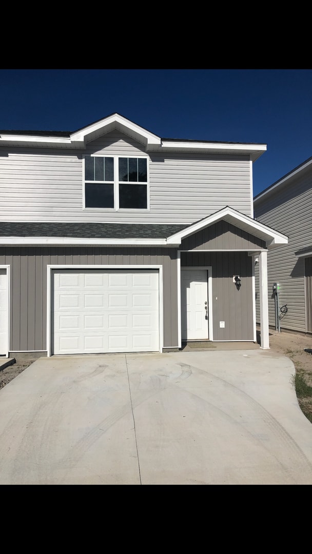 Building Photo - Gorgeous 3 Bedroom 2.5 Bath Townhome