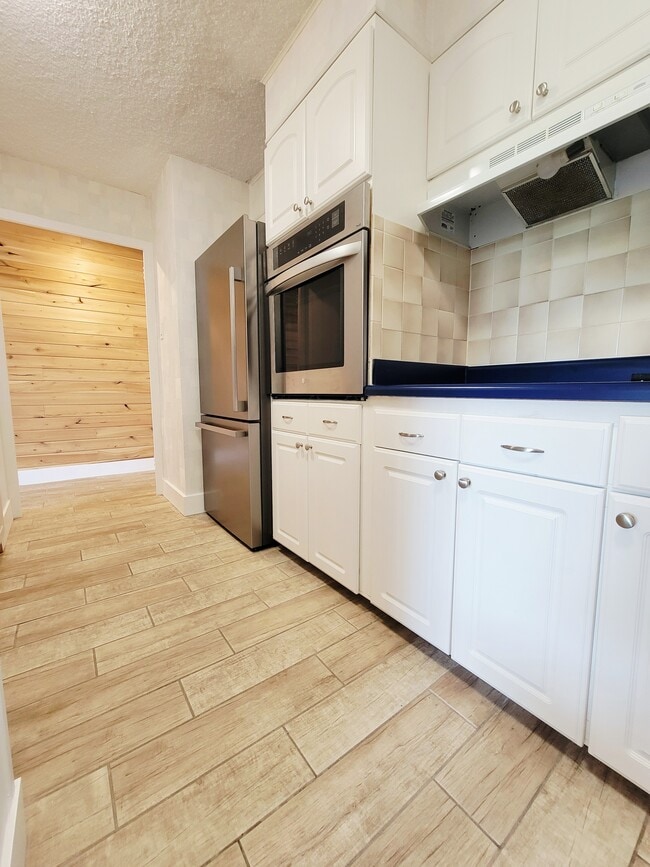 Kitchen - 1100 Erie Ave Unit #702
