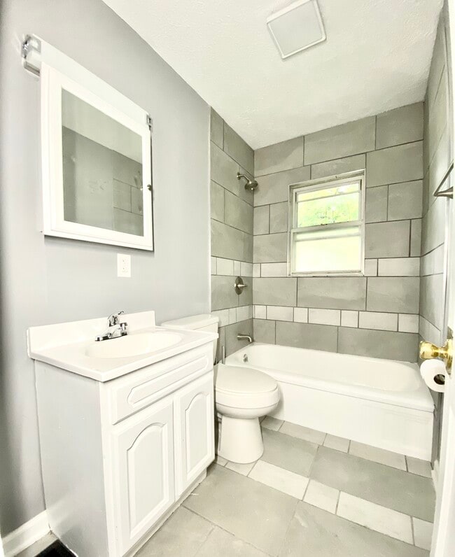 Photo - 400 N 43rd St