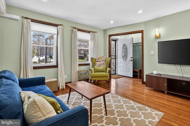 Photo - 32 Farragut Pl NW