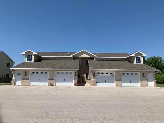 Building Photo - Spacious 2 Bedroom Upper Level Apartment
