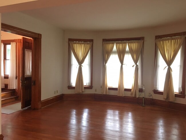 Photo - Northwest Area 4 Bedroom 2 Bath Bungalow