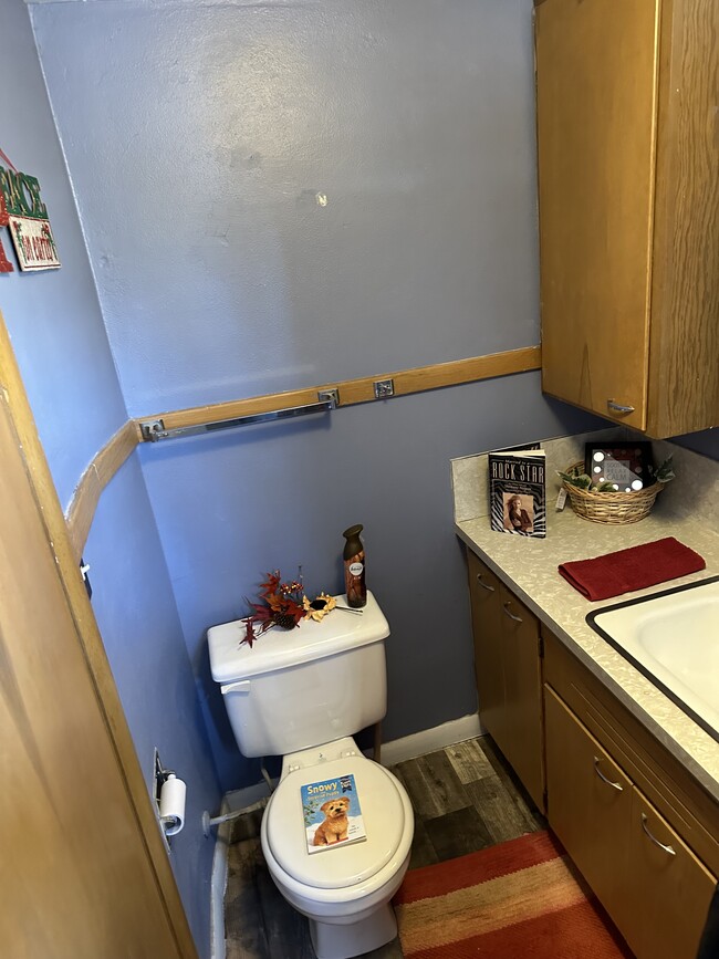 Full Bath with tub - 402 S Memorial Dr Apartments Unit 4 Upper Back
