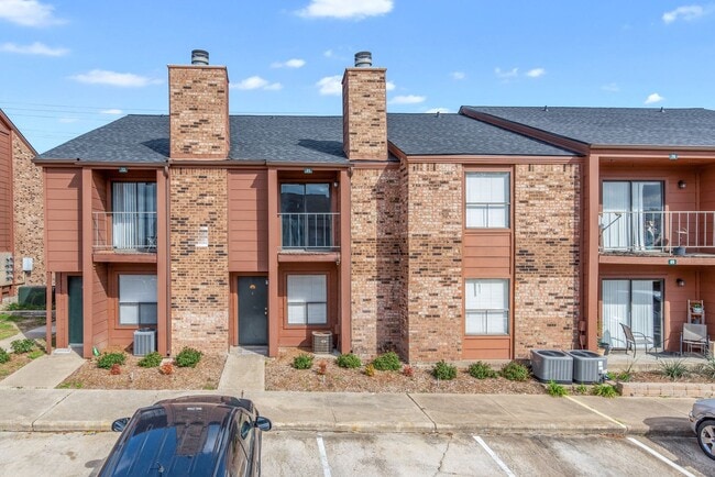 Building Photo - Adorable 2/2 Condo Available For Immediate... Unit 90