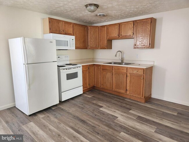 Building Photo - 181 Armstrong St Unit C Rental