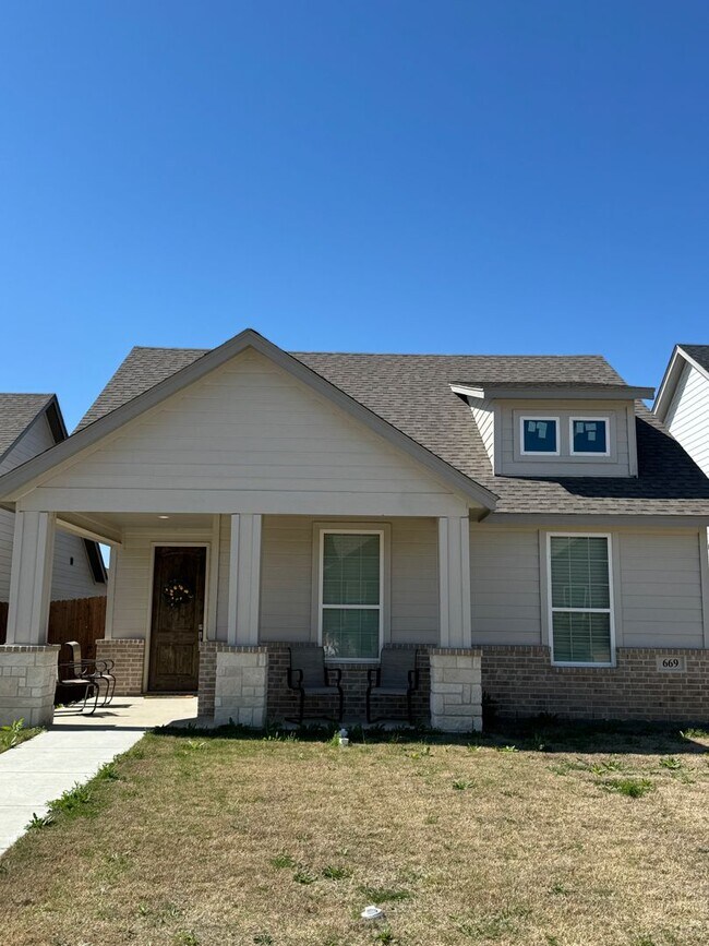 CUSTOM COTTAGE 3/2 In the heart of GODLEY House House Rental in