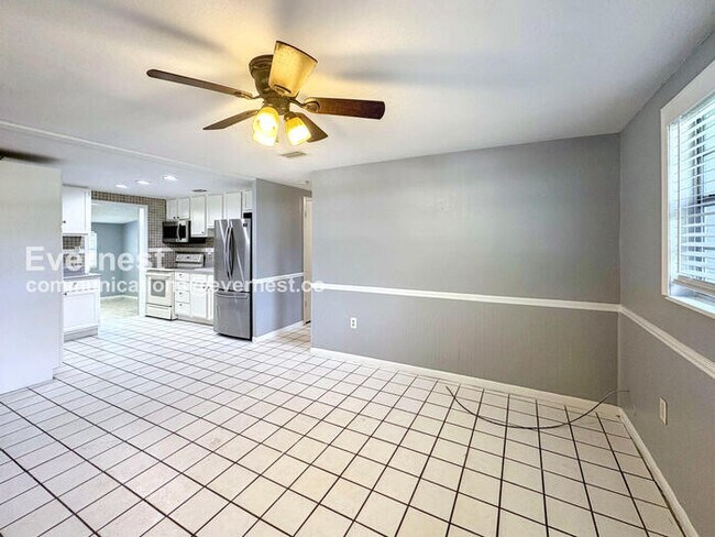 Photo - 2470 Ave E SW