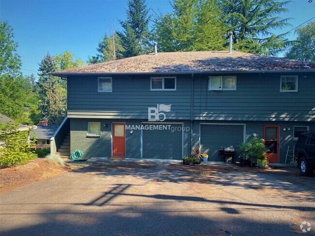 Building Photo - Spacious Multnomah Village Duplex sits amo... Rental